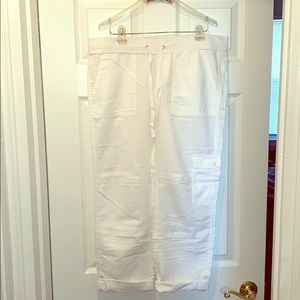 Women’s white linen Capri pants